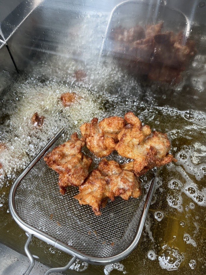 油から上がったばかりの唐揚げ