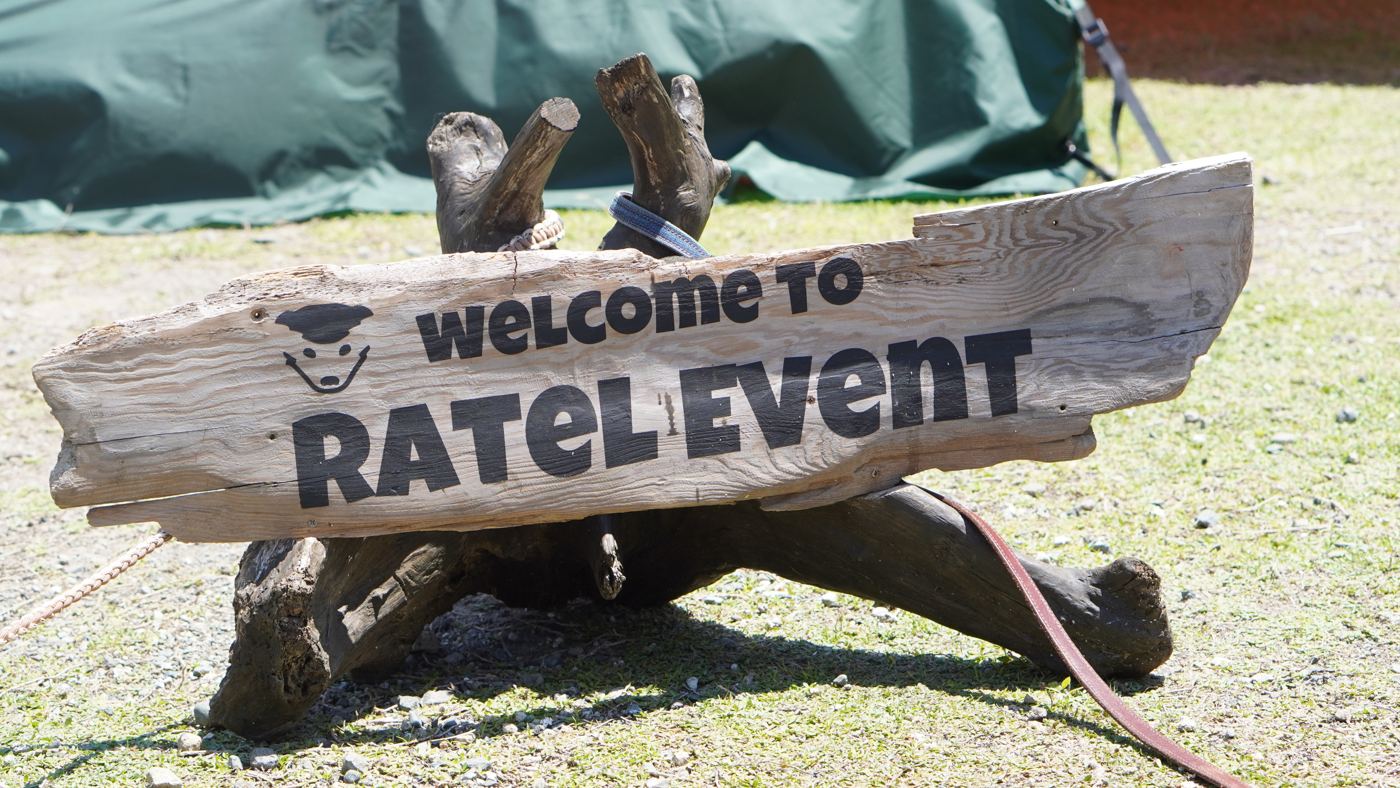 WELCOME TO RATEL EVENT の木製看板