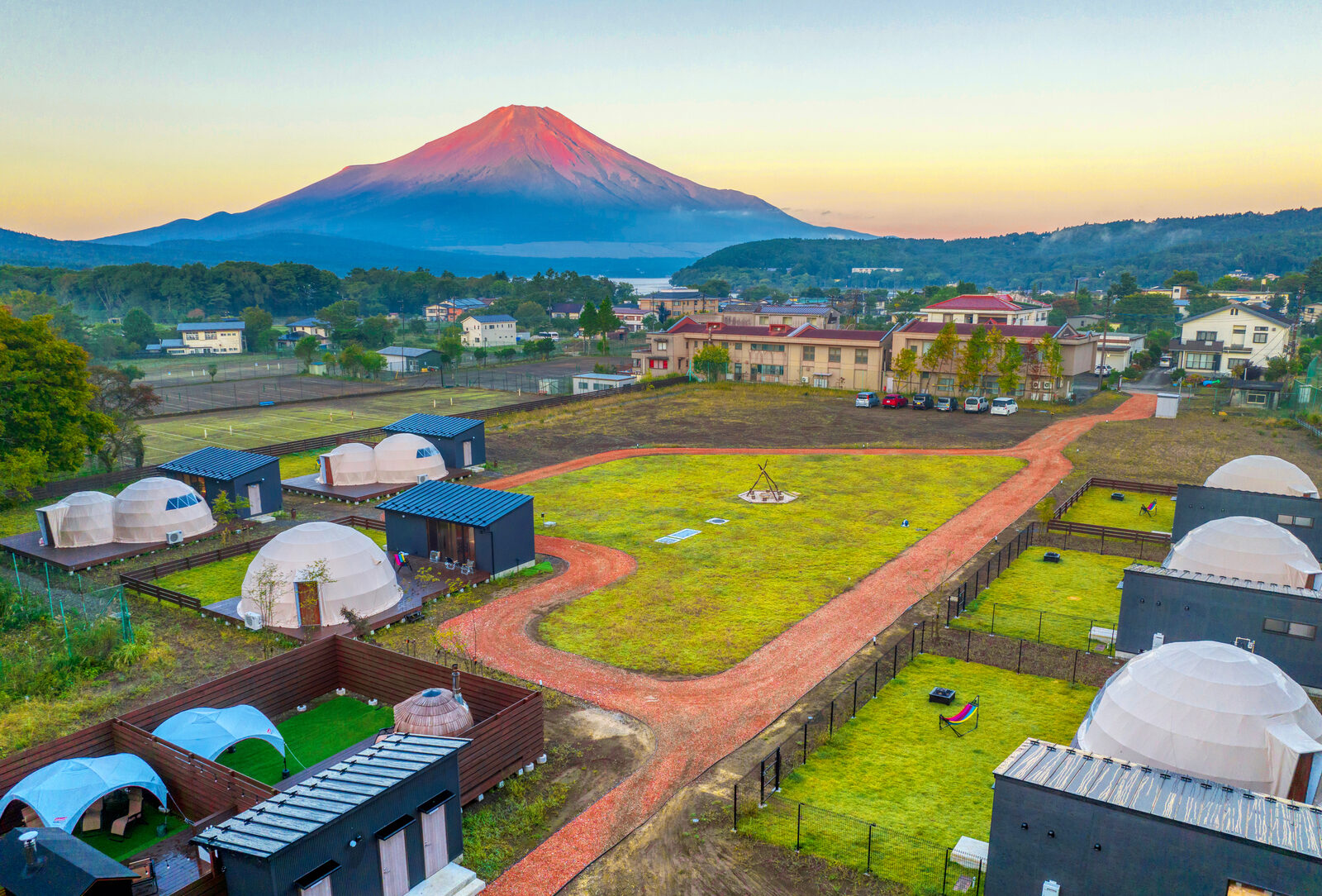 TOTONOI 富士山中湖の全景と赤富士