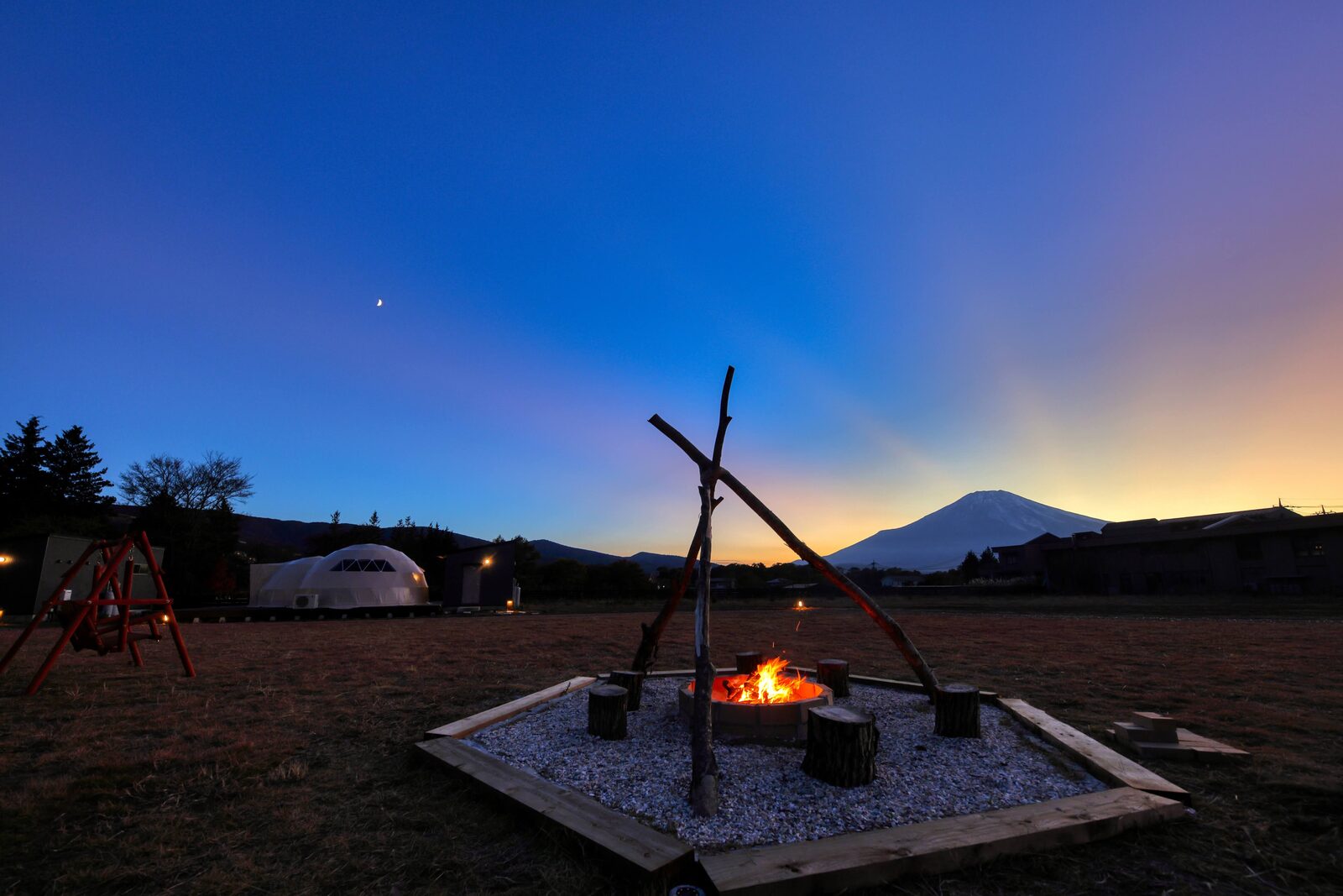 日没後の焚き火と、奥に見える富士山のシルエット