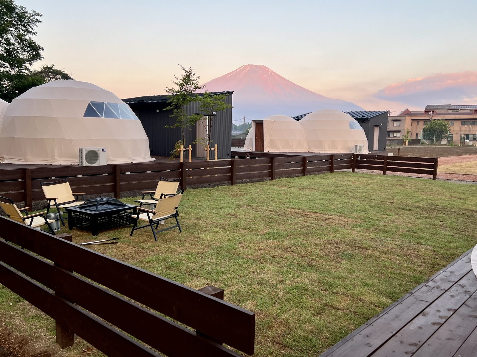 プライベートガーデンごしに見える夕暮れの富士山