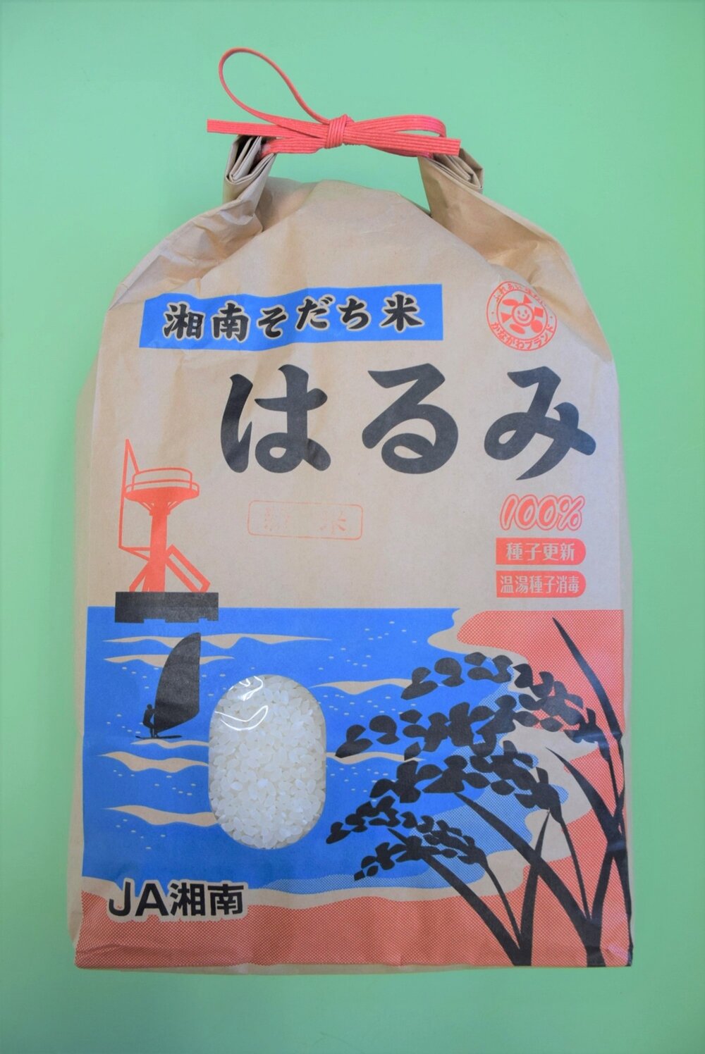 湘南そだち米「はるみ」の米袋。湘南の海とヨット、稲穂が描かれ、中央の窓からお米が見える